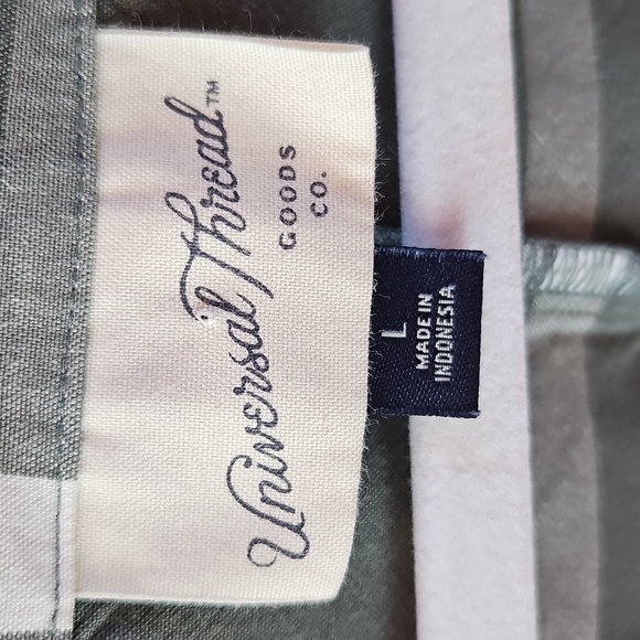 Universal Threads - Picture 2 of 4